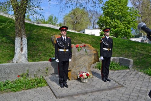 33 god Novohek Pamjatnik