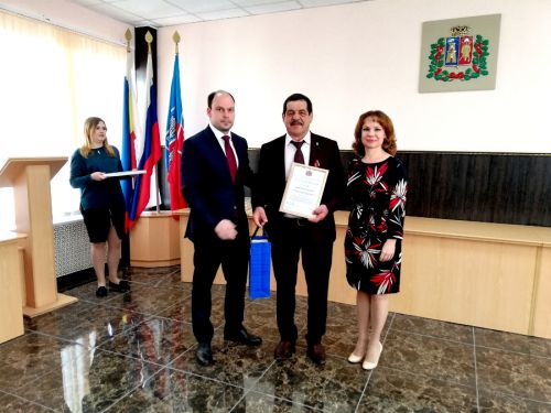 17  Депутат Ростовской-на-Дону городской Думы Чигвинцев Виктор Викторович и замглавы Ворошиловского района Мищук Юлия Анатольевна награждают организациюЧернобылец Дона 1